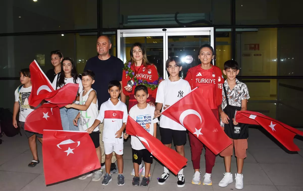 Aysel Önder’e İzmir’de Çiçek Eşliğinde Karşılama