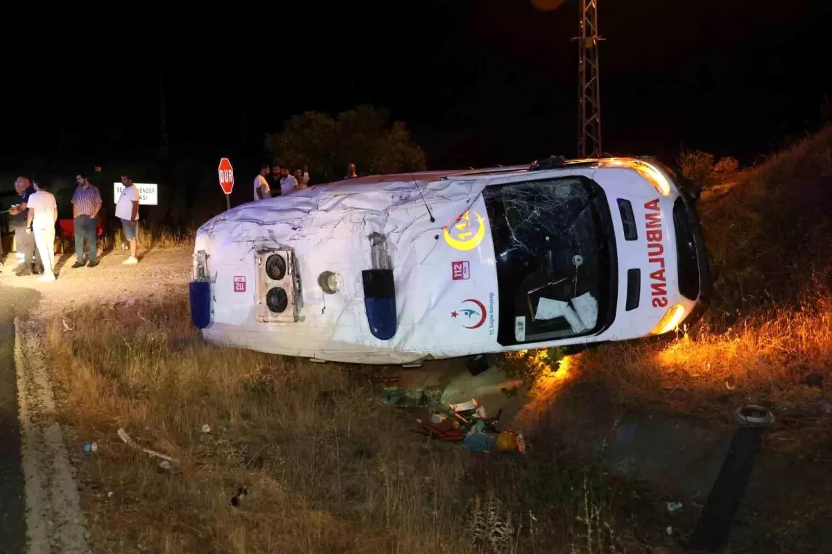 Elazığ’da Ambulansın Şarampole Devrilmesi Sonucu 3 Sağlık Çalışanı Yaralandı