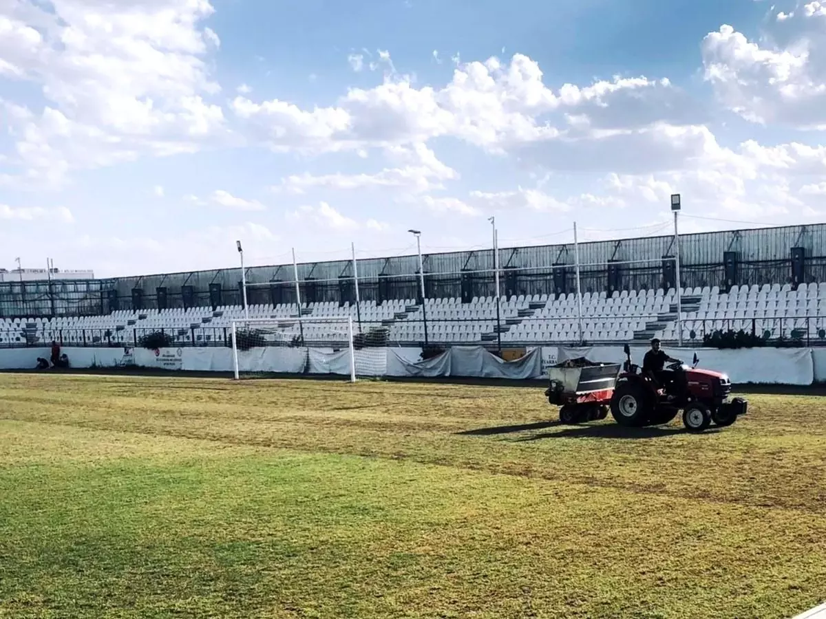 Diyarbakır’da Şilbe Spor Tesisleri Çim Sahası Yenileniyor