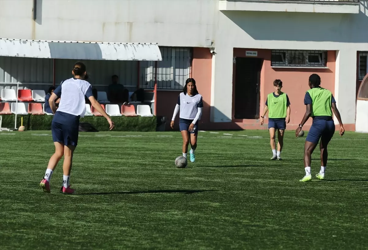 Hakkari’deki Kadın Futbolcular ‘Kız Çocukları Futbol Oynar’ Algısını Kırıyor