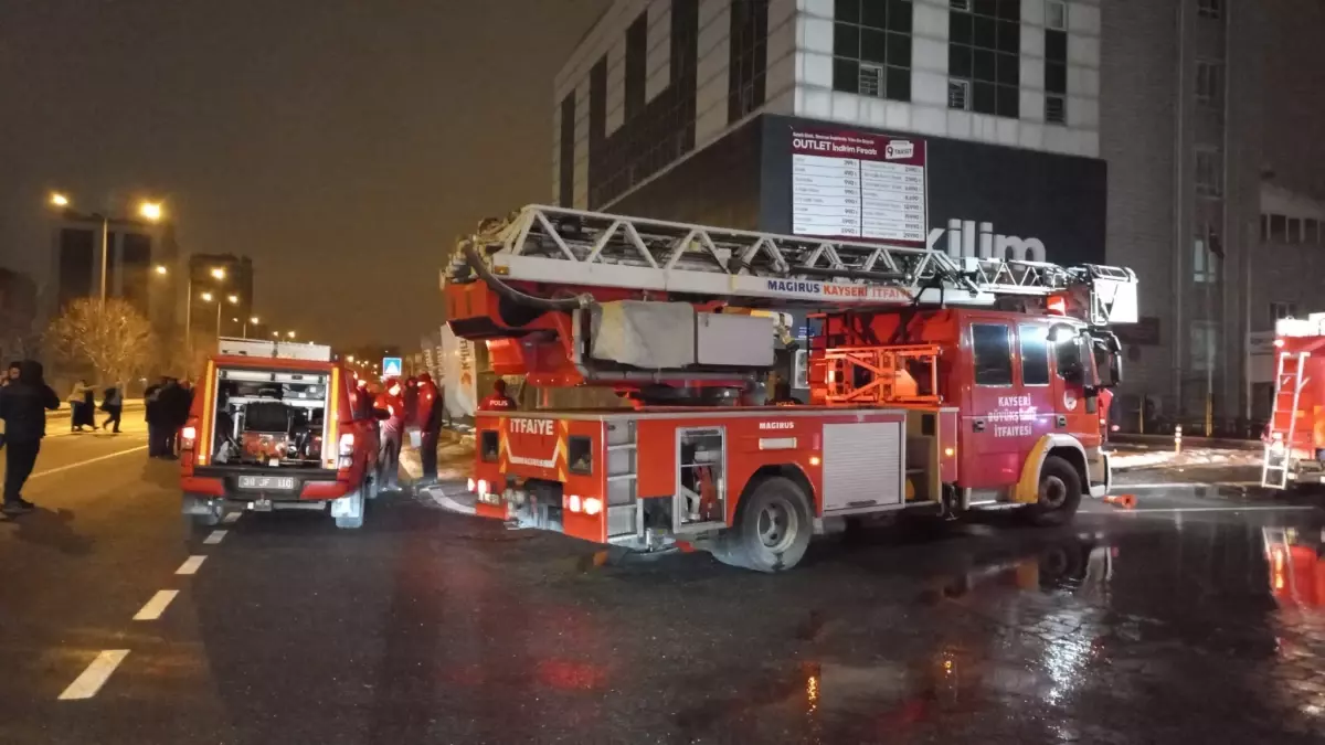 Kayseri’de Mobilya Mağazasında Yangın, 5 Öğrenci Hastaneye Kaldırıldı